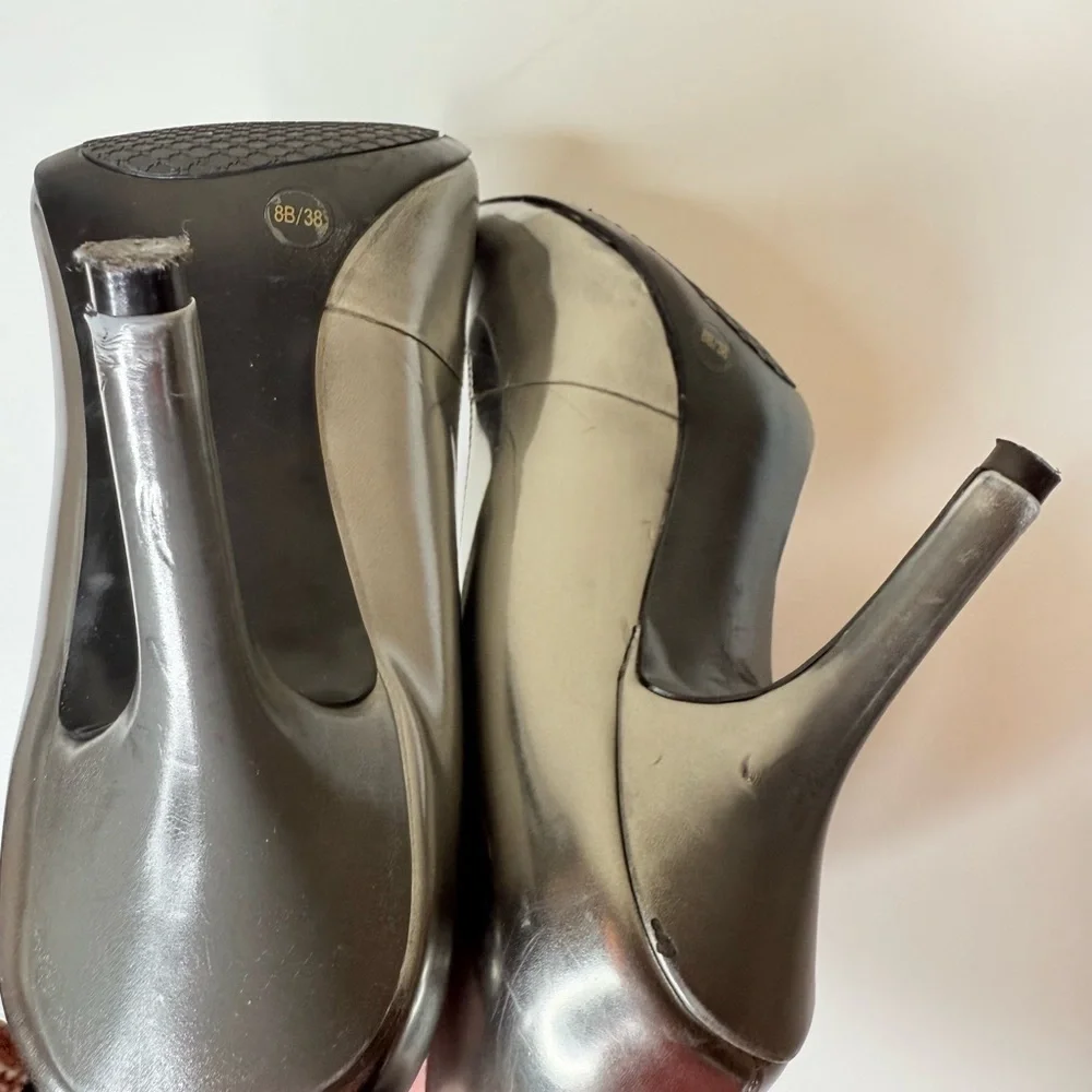 Jessica Simpson Shiny Silver closed toed round pump heels